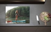Inductieplaat Beschermer - Blonde Vrouw op Supbord op Water langs Rij Bomen - 71x52 cm - 2 mm Dik - Inductie Beschermer - Bescherming Inductiekookplaat - Kookplaat Beschermer van Zwart Vinyl
