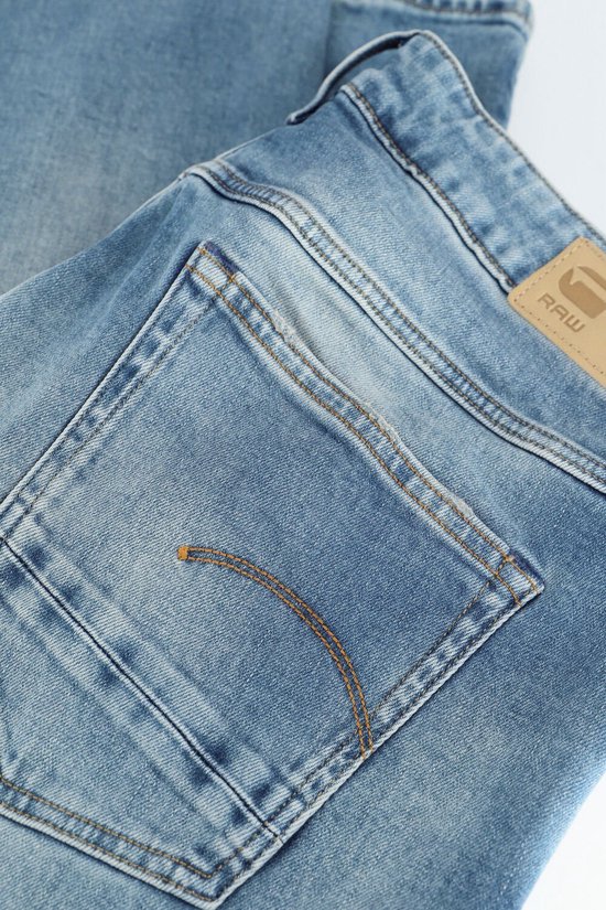 Close-up van de achterzak met het G-Star Raw logo op een lichtblauwe jeans.
