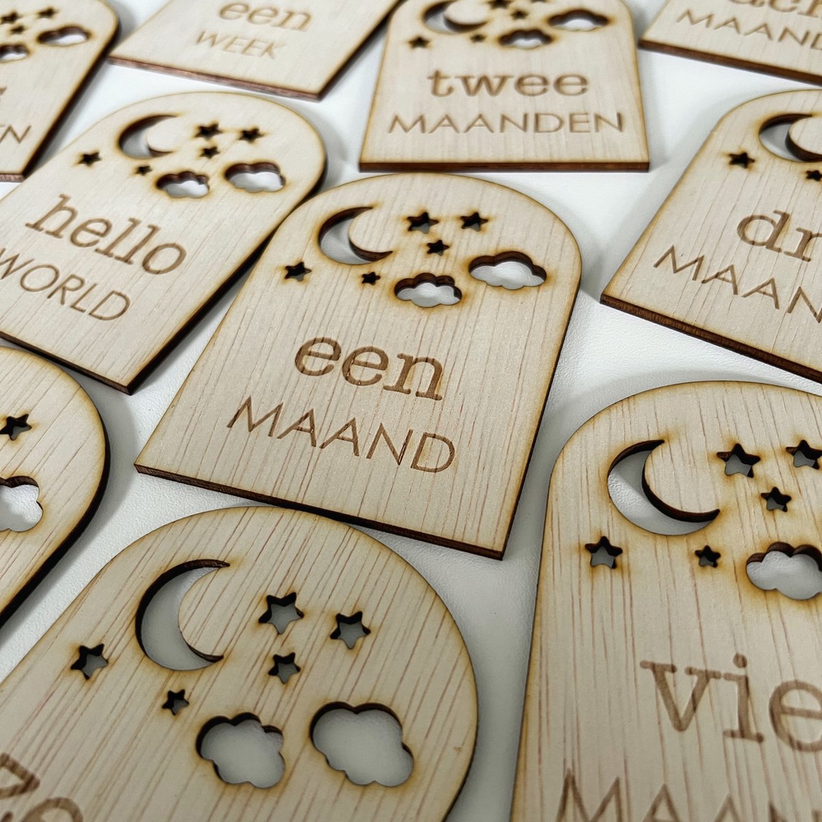 Goedkoopste Laserliefde - houten mijlpaalkaarten - set maan en sterren - 14 stuks - mijlpaalschijven hout baby - babyshower cadeau - kraamcadeau jongen of meisje - foto aankondiging geboorte - inclusief opbergzakje - fotoherinnering - geboortecadeau - kraamkadi