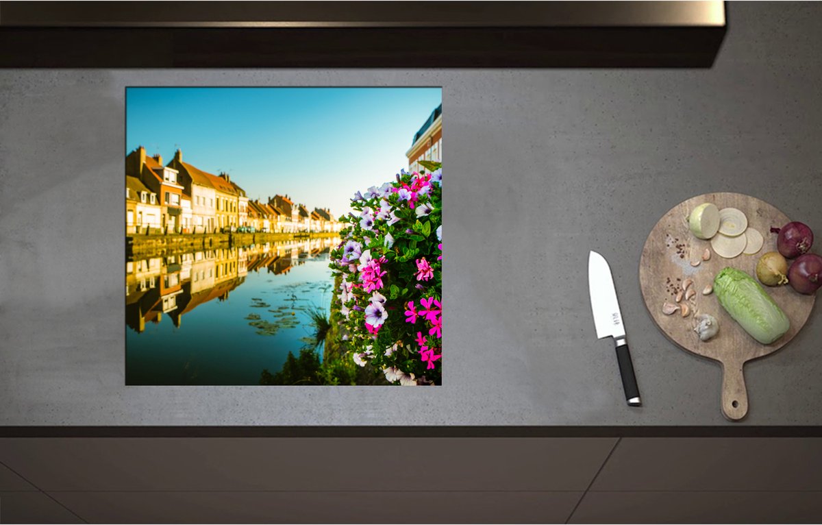 Inductieplaat Beschermer - Bloemensturik bij Huisjes aan eht Water - 58x55 cm - 2 mm Dik - Inductie Beschermer - Bescherming Inductiekookplaat - Kookplaat Beschermer van Wit Vinyl