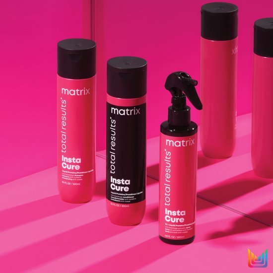 Produits Matrix Insta Cure, deux bouteilles et un spray, sur fond rose.