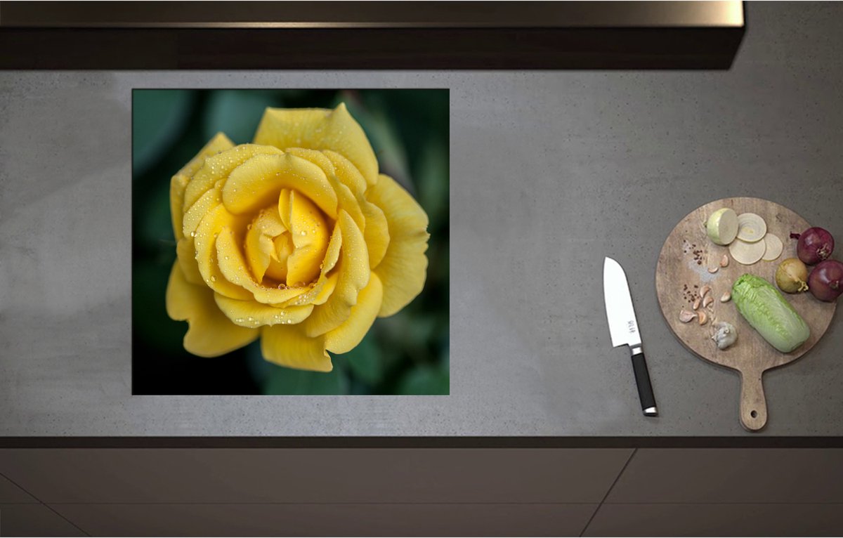 Inductieplaat Beschermer - Bovenaanzicht van Druppels op Gele Landora Roos - 57x55 cm - 2 mm Dik - Inductie Beschermer - Bescherming Inductiekookplaat - Kookplaat Beschermer van Zwart Vinyl