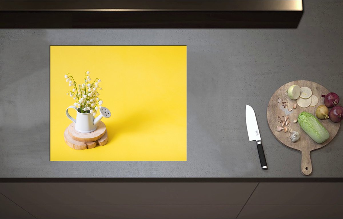 Inductieplaat Beschermer - Boeket in Gieter met Gele Achtergrond - 60x51 cm - 2 mm Dik - Inductie Beschermer - Bescherming Inductiekookplaat - Kookplaat Beschermer van Zwart Vinyl