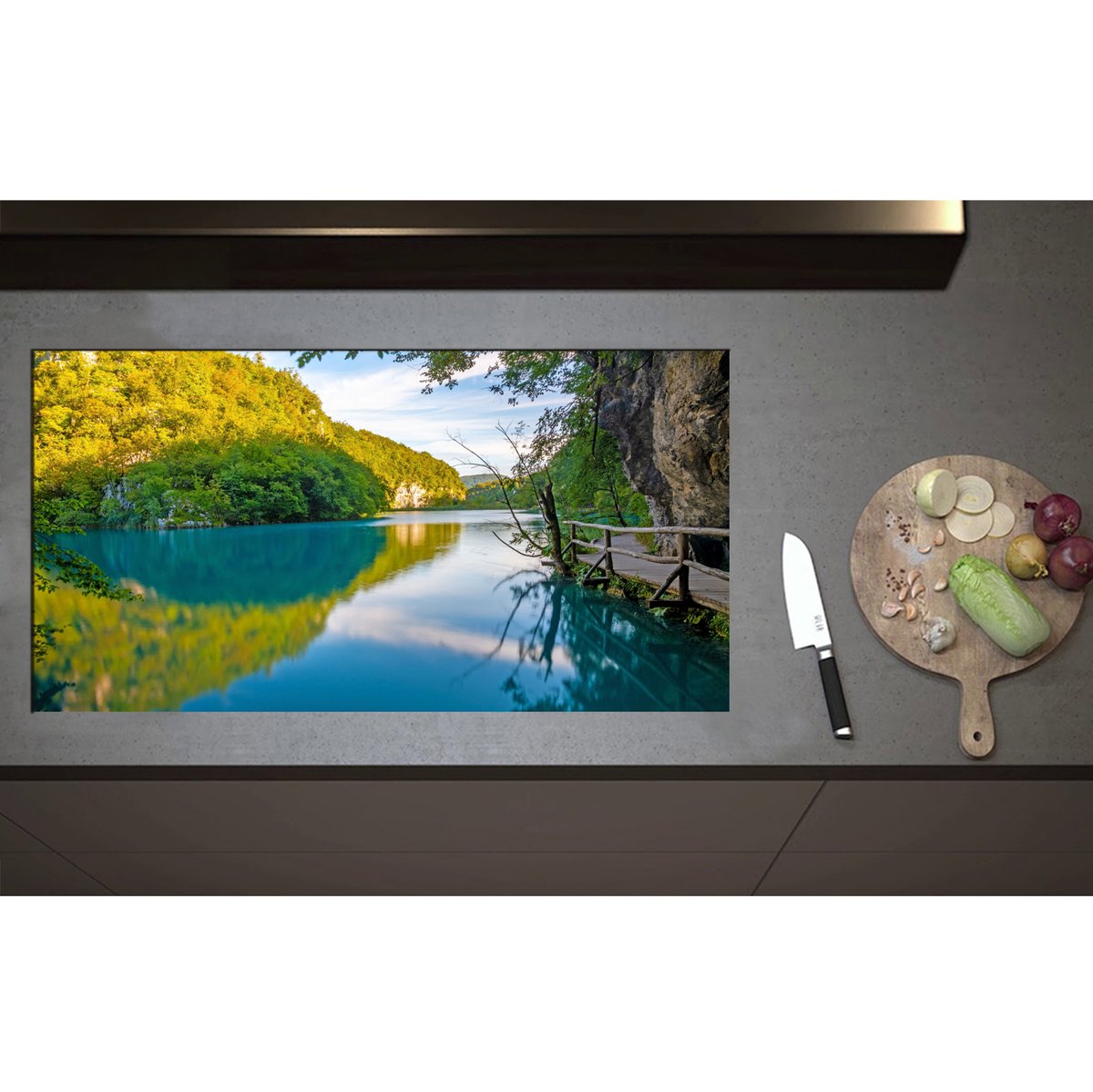 Inductieplaat Beschermer - Blauwkleurig Meer onder aan de Berg met Groene Bomen - 95x50 cm - 2 mm Dik - Inductie Beschermer - Bescherming Inductiekookplaat - Kookplaat Beschermer van Zwart Vinyl