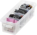 Transparante opbergdoos gevuld met LEGO-stenen, banden en een roze plaat, verdeeld in compartimenten.