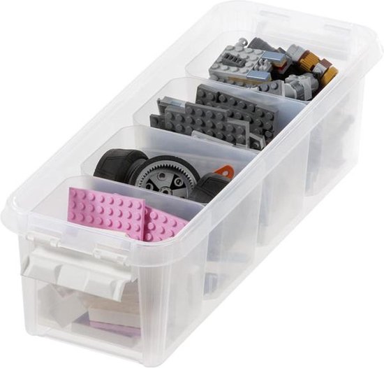 Transparante opbergdoos gevuld met LEGO-stenen, banden en een roze plaat, verdeeld in compartimenten.