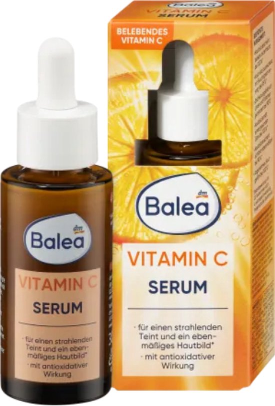 Balea vitamine C serum in een bruin glazen flesje met druppelaar, naast een kartonnen verpakking met sinaasappeldecoratie.