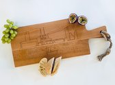 Serveerplank met Skyline van Tilburg | Gegraveerde houten snijplank, hapjesplank, borrelplank met handvat | Cadeau, geschenk