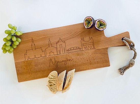 Serveerplank met Skyline van Nijmegen | Gegraveerde houten snijplank, hapjesplank, borrelplank met handvat | Cadeau, geschenk