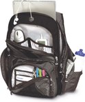 Open zwarte rugzak met een laptop, muis, telefoon, waterfles en pennen.