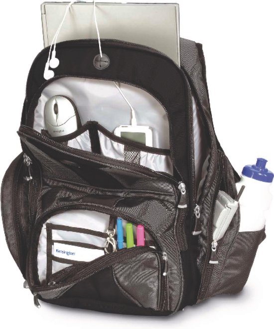 Open zwarte rugzak met een laptop, muis, telefoon, waterfles en pennen.