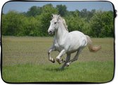 Laptophoes 13 inch 34x24 cm - Paarden - Macbook & Laptop sleeve Rennend wit paard - Laptop hoes met foto