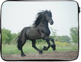 Laptophoes 15 inch 38x29 cm - Paarden - Macbook & Laptop sleeve Galopperend zwart paard - Laptop hoes met foto