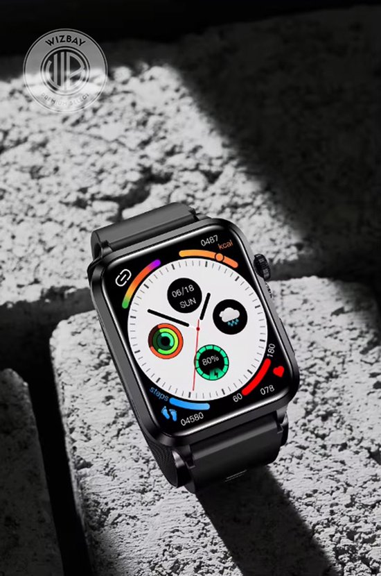 Zwarte smartwatch met witte wijzerplaat, toont datum, tijd, zon, regenwolk, percentage en stappenteller.