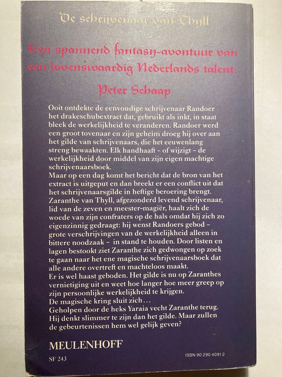 Achterkant boek. Titel: De schrijver van Thyll. Auteur: Peter Schaap. Verhaal: Een spannende fantasy-avontuur van een levenswaardig Nederlands talent.