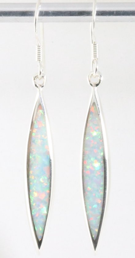 Fijne lange druppelvormige zilveren oorbellen met welo opaal