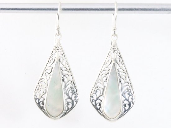 Boucles d'oreilles longues ajourées en argent avec nacre