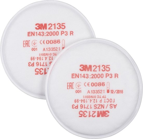 Twee witte 3M 2135 P3 R filterdisc's met rode tekst en datum.