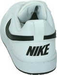 Achterkant van een witte Nike sneaker met Nike logo op de hiel en zwarte accenten.