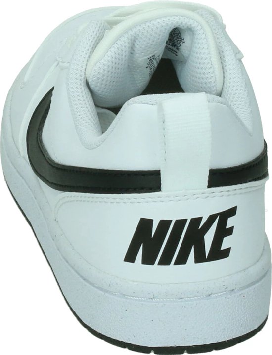 Achterkant van een witte Nike sneaker met Nike logo op de hiel en zwarte accenten.