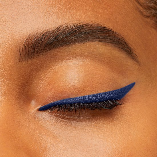 Model met scherpe, donkerblauwe eyeliner lijn op het ooglid.