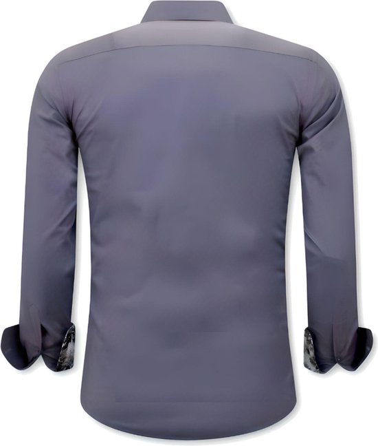 Achterkant van een grijs overhemd, Slim Fit, met een patroon op de omgeslagen manchetten.