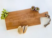 Serveerplank met Skyline van Maastricht | Gegraveerde houten snijplank, hapjesplank, borrelplank met handvat | Cadeau, geschenk