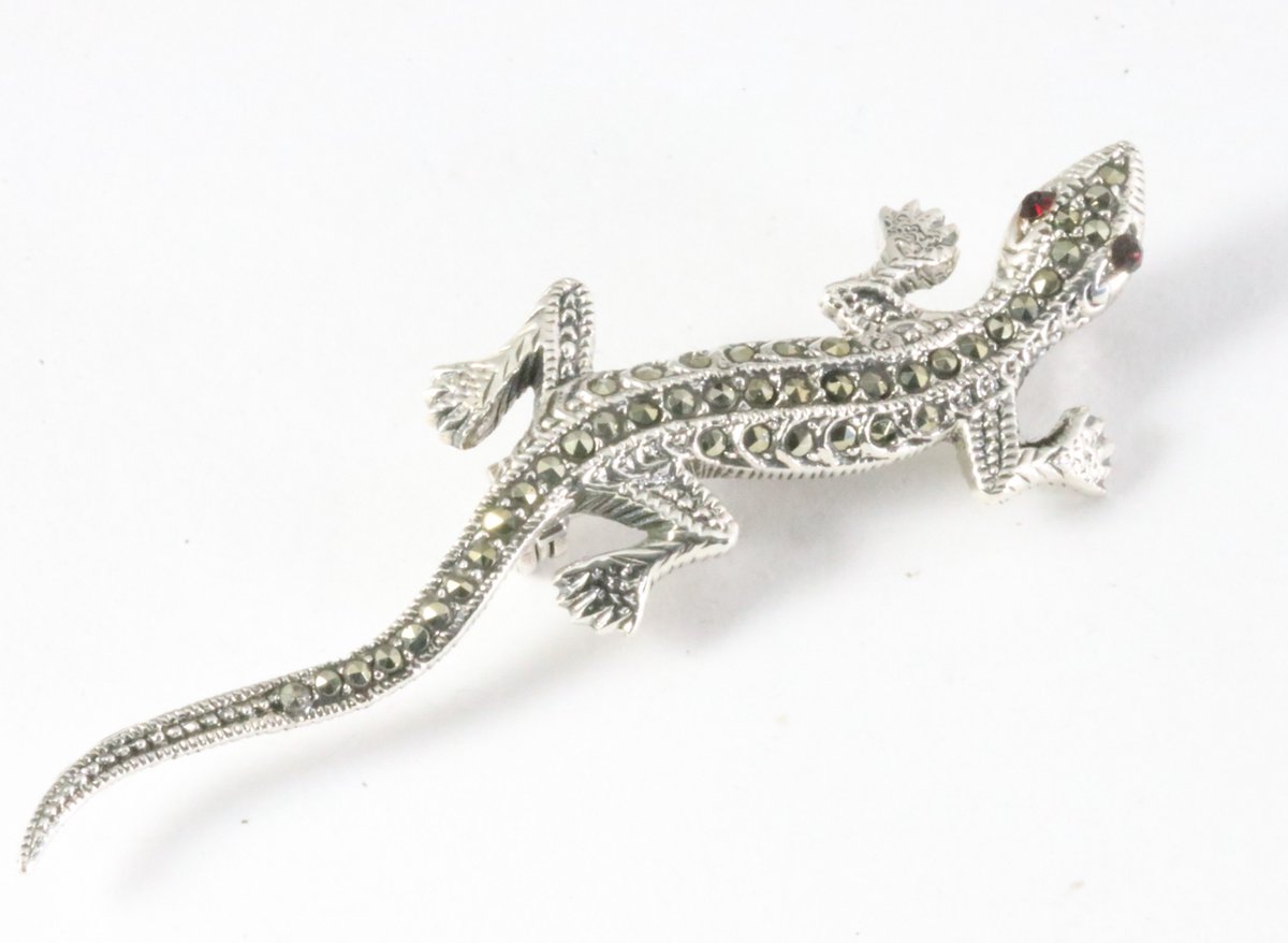 Zilveren hagedis broche met marcasiet en granaat