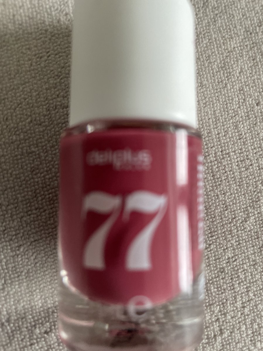 Nagellak. Donkerrose. Nr 77. Van het mooie Spaanse merk Deliplus. Glanzend