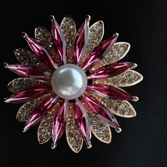 Broche PAREL/strass roze/wit chique en opvallend kleine bloemvorm zilveren achterkant makkelijke bevestiging