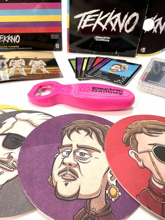 Roze bieropener met 'Electric Callboy' logo, omringd door ronde, cartoon-achtige onderzetters met bandleden.