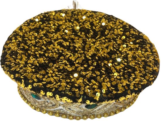 Bovenkant van een zwarte pet met goudkleurige pailletten en een band versierd met groene edelstenen.