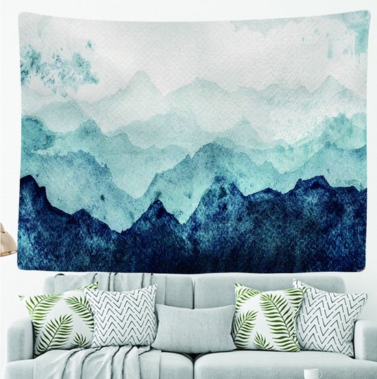 Tenture murale avec paysage de montagne aquarelle dans des tons de bleu et blanc, au-dessus d'un canapé gris.