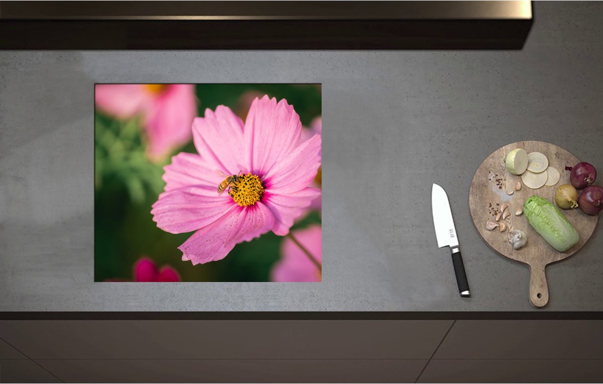 Inductieplaat Beschermer - Bij op Bloeiende Roze Bloem - 57x50 cm - 2 mm Dik - Inductie Beschermer - Bescherming Inductiekookplaat - Kookplaat Beschermer van Wit Vinyl