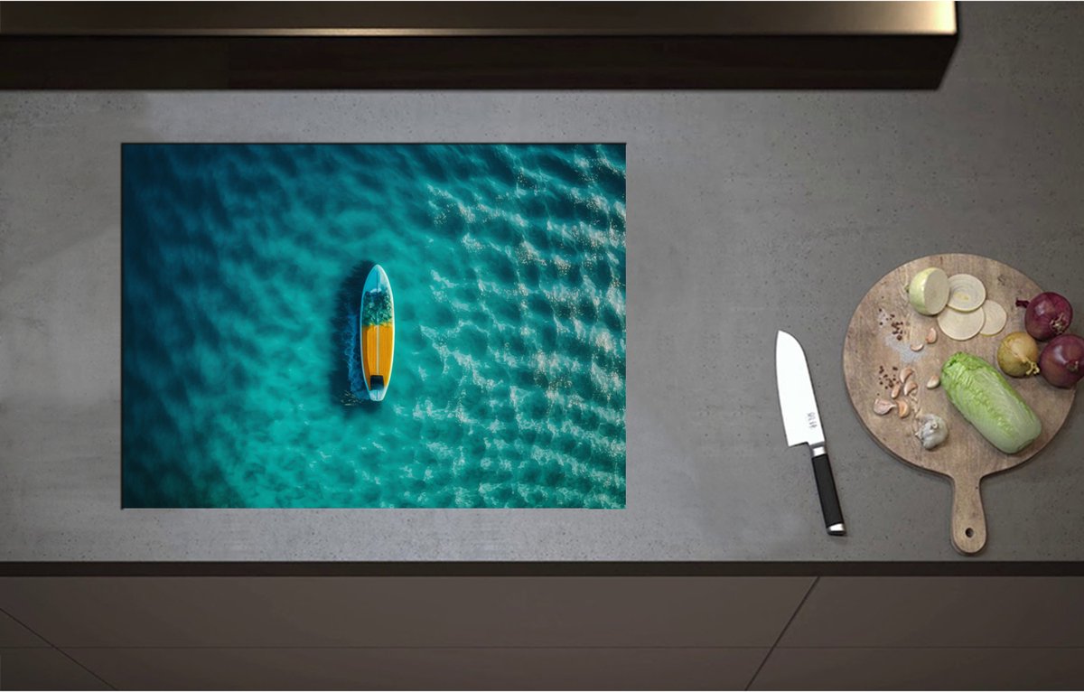 Inductieplaat Beschermer - Blauw met Geel Surfboard Dobberend op de Blauwe Oceaan - 70x51 cm - 2 mm Dik - Inductie Beschermer - Bescherming Inductiekookplaat - Kookplaat Beschermer van Zwart Vinyl