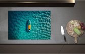 Inductieplaat Beschermer - Blauw met Geel Surfboard Dobberend op de Blauwe Oceaan - 75x52 cm - 2 mm Dik - Inductie Beschermer - Bescherming Inductiekookplaat - Kookplaat Beschermer van Wit Vinyl