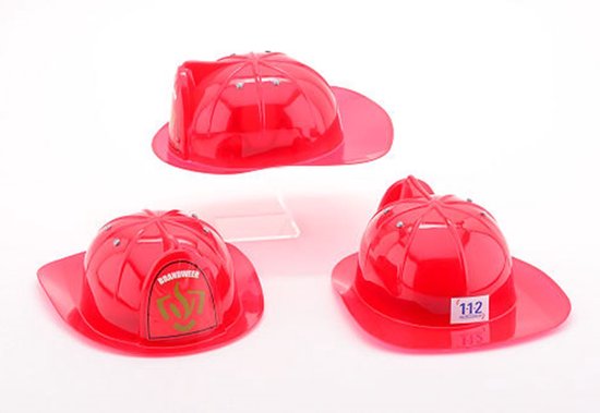 Drie rode brandweerhelmen. Eén met "BRANDWEER" en een vlammenlogo. Eén met "112" en "brandweer".