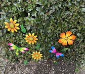 Metalen tuinstekers Zonnebloem + Libelle - Set van 2 stuks - meerkleurig - hoogte 66 cm x 40 x 2 cm + hoogte 53 cm x 26 x 2 cm - Tuindecoratie - tuinstekers