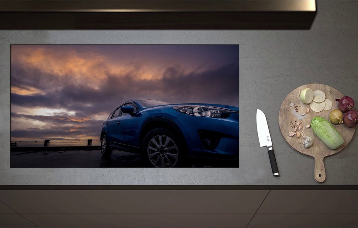 Inductieplaat Beschermer - Blauwe Auto in Regenbui onder Donkere Bewolking - 95x52 cm - 2 mm Dik - Inductie Beschermer - Bescherming Inductiekookplaat - Kookplaat Beschermer van Zwart Vinyl