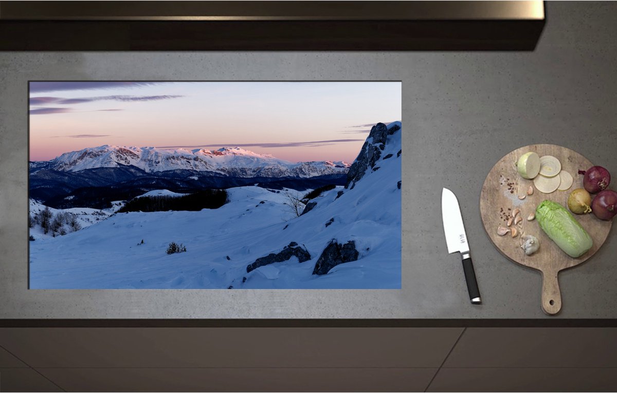 Inductieplaat Beschermer - Bergen bedekt door Laag Sneeuw - 90x51 cm - 2 mm Dik - Inductie Beschermer - Bescherming Inductiekookplaat - Kookplaat Beschermer van Wit Vinyl