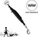 Zwarte WAW easy dog walk riem met metalen clips en ronde badge. Silhouette vrouw met twee honden.