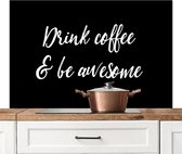 Spatscherm keuken 120x80 cm - Kookplaat achterwand Quotes - Koffie - Spreuken - Drink coffee & be awesome - Muurbeschermer - Spatwand fornuis - Hoogwaardig aluminium