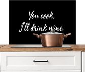 Spatscherm keuken 90x60 cm - Kookplaat achterwand Spreuken - Koken - Wijn - You cook, I'll drink wine - Quotes - Muurbeschermer - Spatwand fornuis - Hoogwaardig aluminium