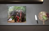 Inductieplaat Beschermer - Aziatische Vrouw bij Olifant in het Bos - 57x52 cm - 2 mm Dik - Inductie Beschermer - Bescherming Inductiekookplaat - Kookplaat Beschermer van Wit Vinyl