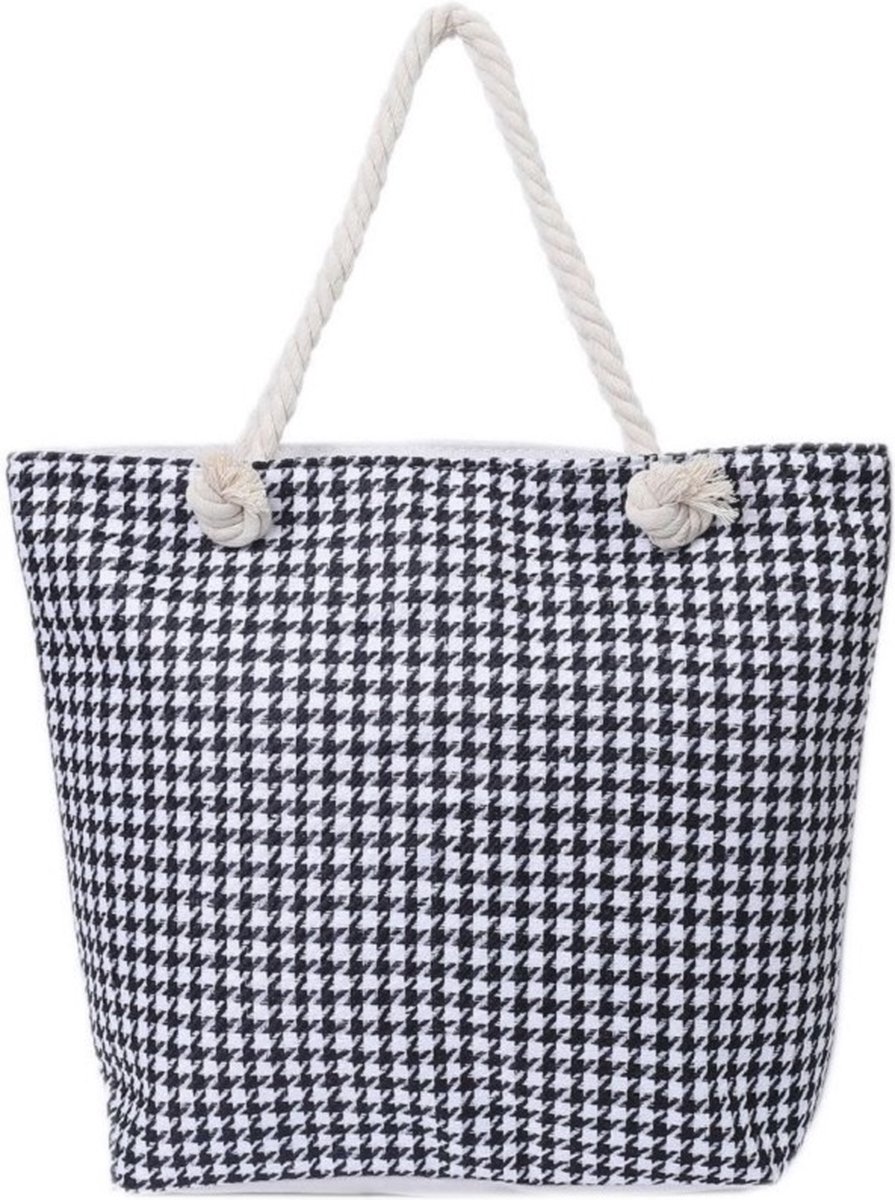 Een vrolijke strandtas met een stoffen buitenkant in een zwart, wit pepita ruitje op de voorkant (44x36x13cm) gevoerd en afsluitbaar met een rits aan de binnenkant. Afgewerkt met twee handvaten van gedraaid touw. Voor uzelf of als Cadeau.