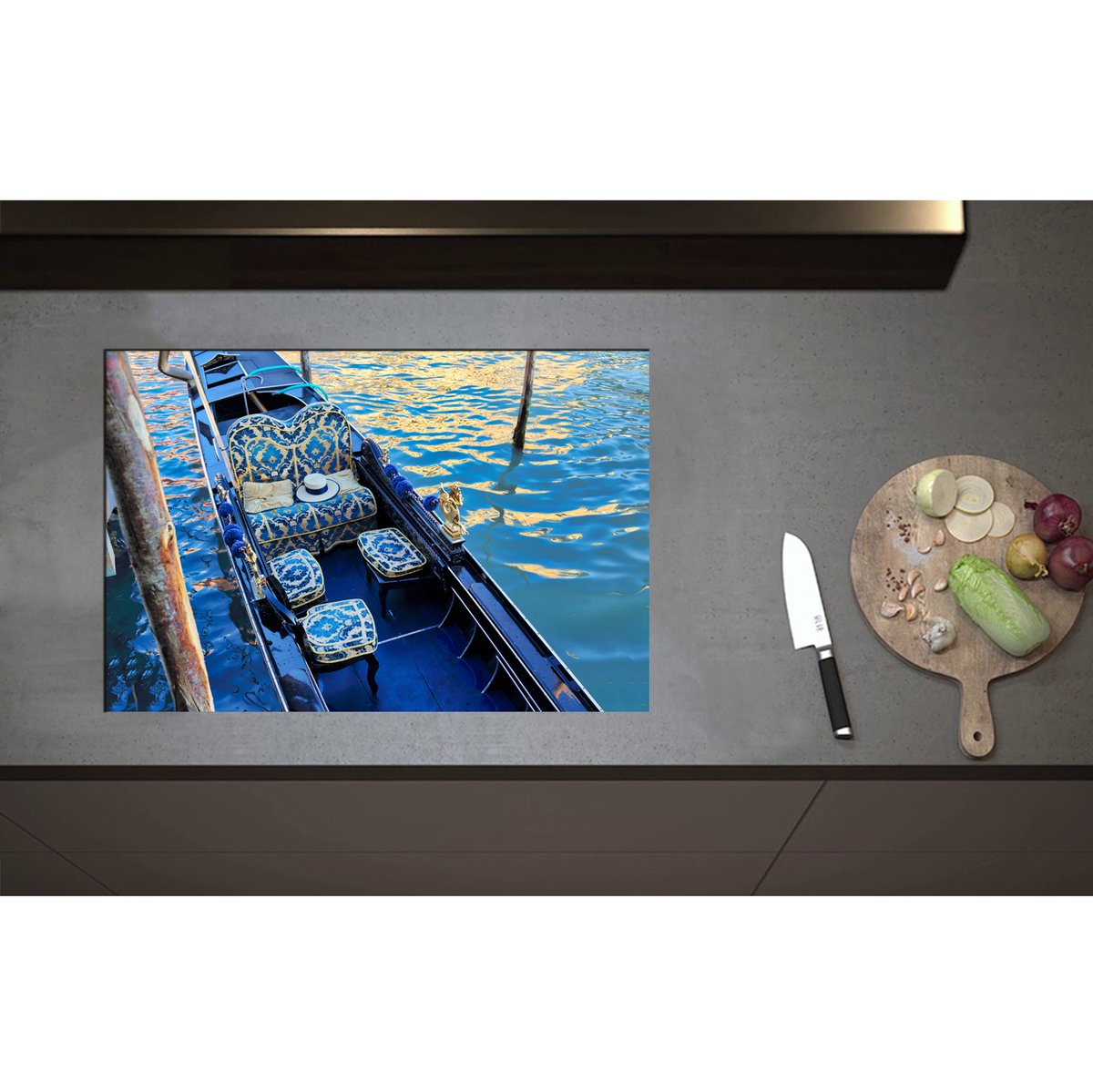 Inductieplaat Beschermer - Blauwe Gondel met Gouden Details op de Wateren van Venetië - 75x50 cm - 2 mm Dik - Inductie Beschermer - Bescherming Inductiekookplaat - Kookplaat Beschermer van Zwart Vinyl