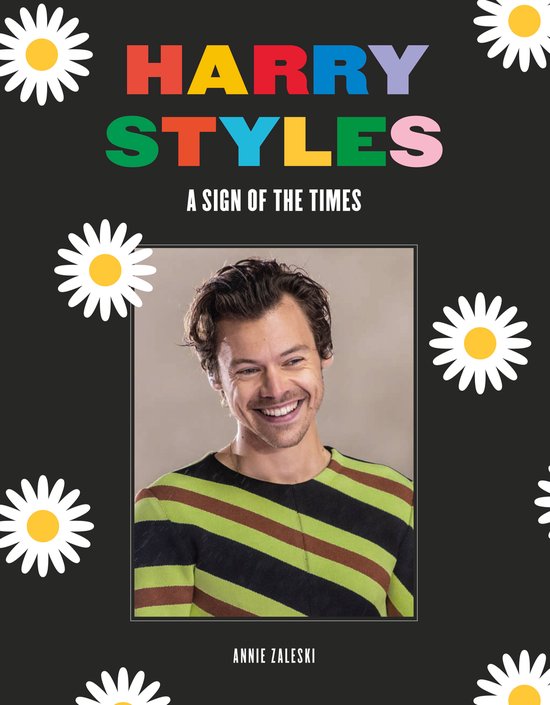 Harry Styles met een groen-bruin gestreepte trui, omringd door madeliefjes.