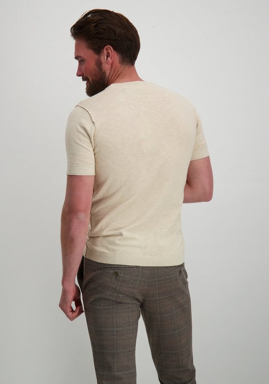 Homme barbu, vue arrière du t-shirt beige à col rond et manches courtes.
