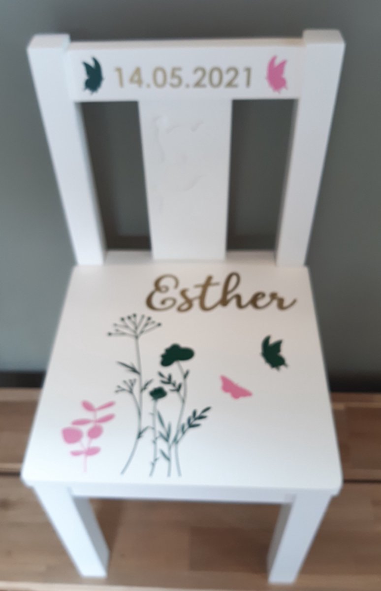 Stoeltje met naam en Veldbloemen