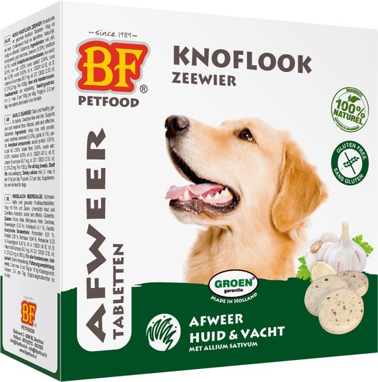 Een doos BF Petfood tabletten met knoflook en zeewier, met een hond op de voorgrond en de tekst "Afweer Tabletten"